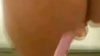 Meitene klausās mūziku ar austiņām