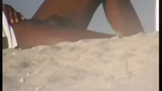 Policija drāž seksīgu meiteni