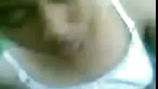 Puiši izdrāzt sievieti uz biroju