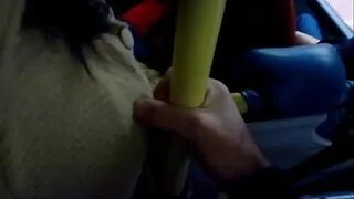 Meitene laiza savu incīti pie galda
