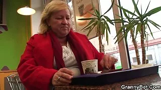 Iegrūda viņai galvu viņas krūtīs
